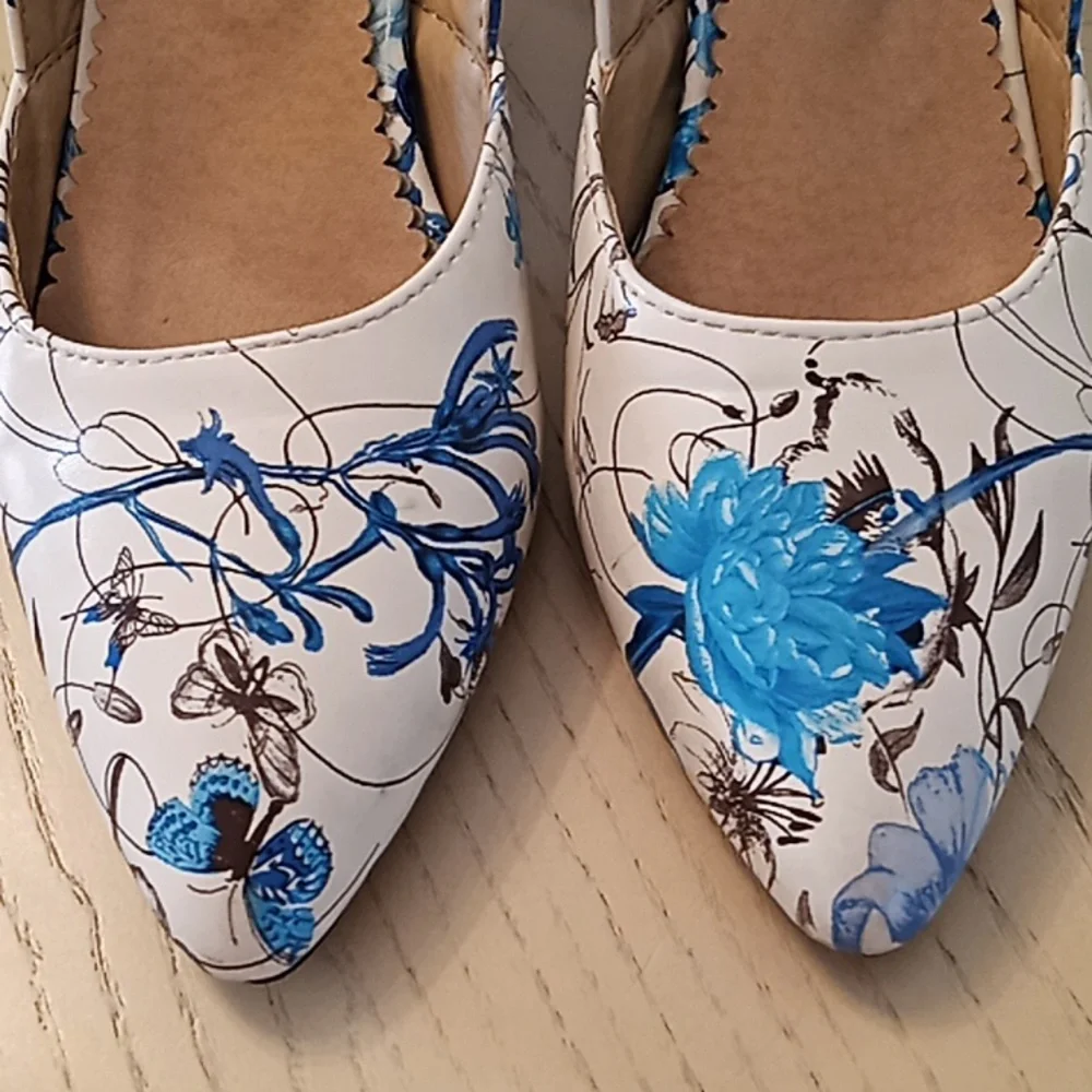 Lady's High Heels. Pointed Toe. Flower and Butterflies Pattern. Very Clean. - Picture 15 of 16